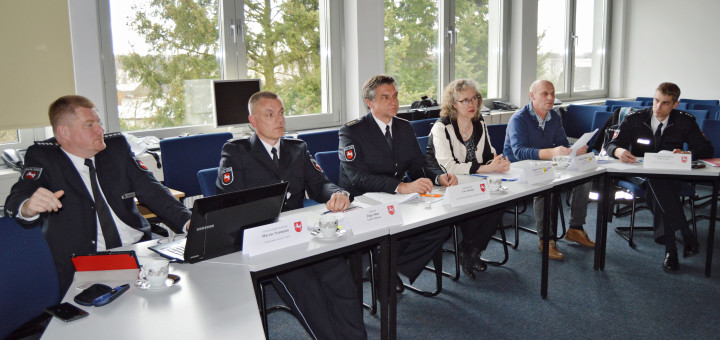 Vertreter von Landkreis und Polizei präsentieren Statistiken zu den Unfällen 2015