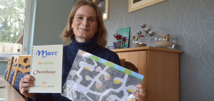Kinderbücher-Malerin Jana Meyer-Knecht mit Buch und Zeichnung