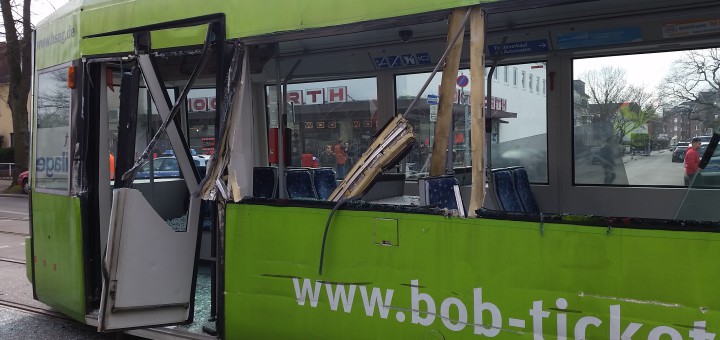 Diese Straßenbahn ist in Gröpelingen beschädigt worden. Foto: Polizei