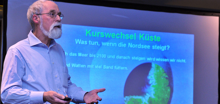 Professor Karsten Reise, ehemaliger Fellow am Hanse-Wissenschaftskolleg Delmenhorst stellte im Bremer Weserstation das Buch „Kurswechsel Küste – was tun, wenn die Nordsee steigt“ vor. Foto: Konczak