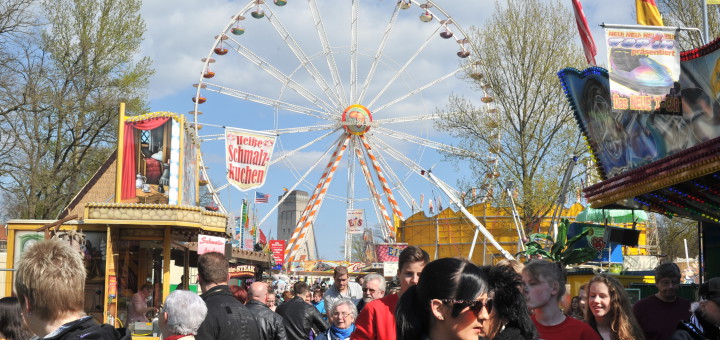In diesem Frühjahr gastiert wieder das 50 Meter hohe Riesenrad auf dem Kramermarkt. Es ermöglicht einen guten Blick über das Gelände.Foto: Konczak