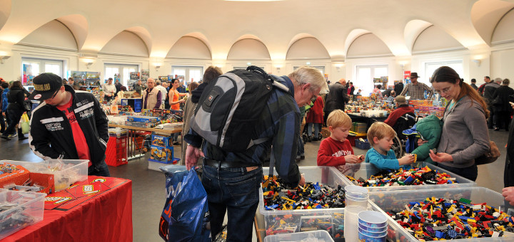 Am Wühltisch bei der Lego- und Playmobilbörse suchen die kleinen großen Sammler nach fehlenden Einzelteilen für ihre Kreationen. Foto: Konczak