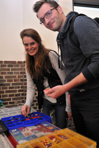 Sarah Dierkes und Manuel Rasch suchen auf der Börse nach den Lego Minifiguren. Foto: Konczak