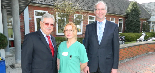 Krankenhausleiter Klaus Vagt (rechts) freut sich über die ärztliche Verstärkung durch den Proktologen Dr. Wolfgang Dietz (links). Er wird von der medizinischen Fachangestellten Beata Meißner (Mitte) unterstützt. Foto: Bosse