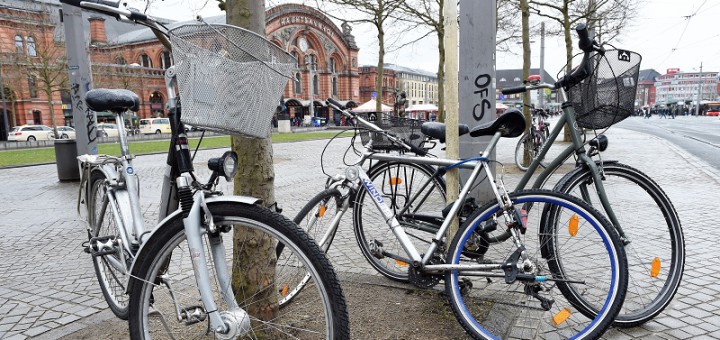 Fahrrädern fehlt es nichNicht nur am Bremer Hauptbahnhof gibt es zu wenig Fahrradparkplätze. Deswegen sollen Autos ihnen jetzt Platz machen. Foto: Barth