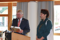 Niels Thomsen und Daniela Gräf müssen lachen, als der Bürgermeister seinen Gemeinschafts-Strick-Flicken bekommt