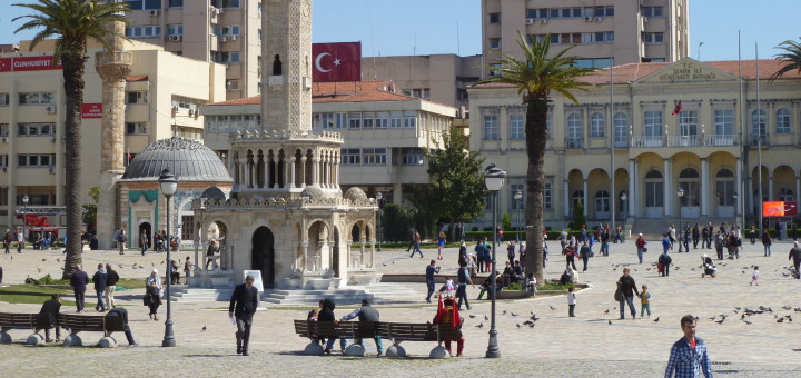 Der Uhrturm - das Wahrzeichen von Izmir, ist ein beliebter Treffpunkt. Foto: Kaloglou