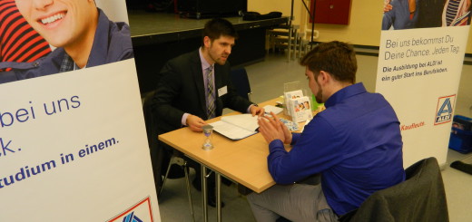 Der 22-jährige Johannes Boelitz (rechts) stellte sich bei Eric Meißner von der Firma Aldi vor. Der wiederum weiß das Azubi-Speeddating sehr zu schätzen. Foto: Bosse