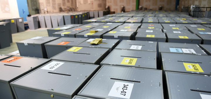 Wahlurnen im Wahlamt in Bremen