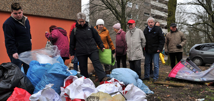 Mitglieder des Arbeitskreises Sauberes Delmenhorst stöbern im Müll im Wollepark.