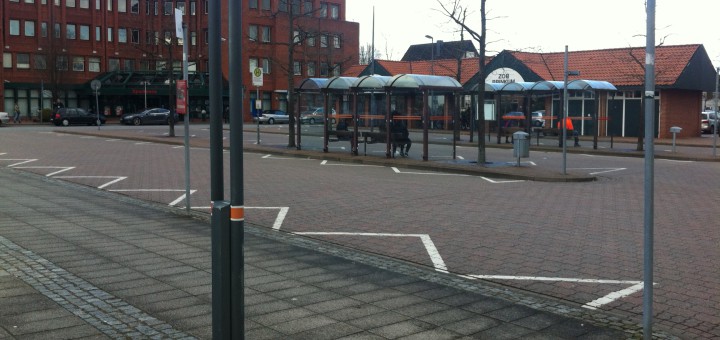 Der überdimensionierte Busbahnhof im Ortskern von Brinkum ohne Busse