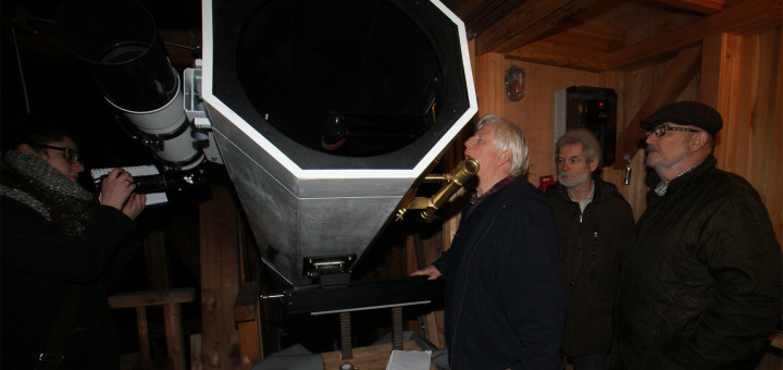 Klaus-Dieter Uhden, Helmut Minkus und Hans-Joachim Leue (v.r.) präsentierten Dienstag­abend den Nachbau des 27 Fuß-Spiegelteleskops von 1793.Foto: Möller