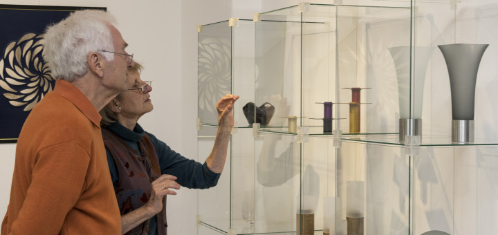 Filigrane Schmuckstücke erwarten die Besucher der „Tage des Kunsthandwerks“ in Worpswede. Unser Foto zeigt die Künstler Paul und Ilka Mahrt. Foto: red