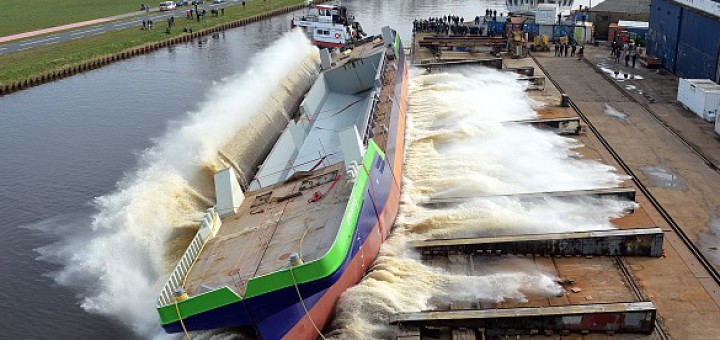 Stapellauf der LNG-Schute "greenports 1" auf der Schiffswerft Shipyard Constructions Hoogezand Nieuwbouw in Foxhol, Niederlande, am 31.03.16.