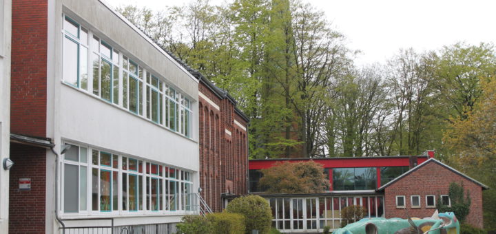 Der Altbau (links) wird vorrübergehend geschlossen: Die Dritt- und Viertklässler der Grundschule Alt-Aumund wechseln für drei Wochen an die Oberschule an der Lerchenstraße. Foto: Waalkes