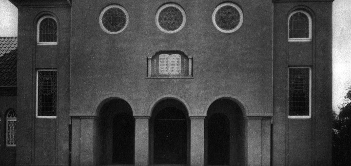 Außenansicht der nach Plänen des Architekten Himmelskamp errichteten Synagoge aus dem Jahre 1928.Fotos: Stadtarchiv