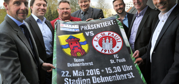 In aller Freundschaft sorgen Organisatoren und Sponsoren für ein Fußball-Familienfest mit dem FC St. Pauli im Düsternorter Stadion. Foto: Konczak