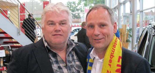 Jörg Rosenbohm (rechts) gewinnt ständig Sponsoren. Hier pflegt er im Autohaus Engelbart den Kontakt zu Christian Wiesner von der gleichnamigen Heizung-und Sanitärfirma.Foto: dkf