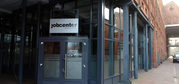 Der Eingang des Jobcenters in Delmenhorst. Foto: Konczak