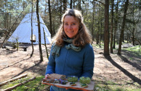Myriam Kentrup will ihr Wissen über die heimische Pflanzenwelt mit interessierten Erwachsenen teilen.Foto: Konczak