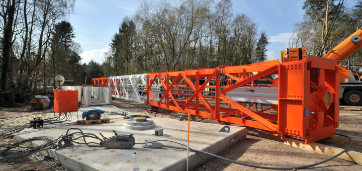 Die ersten 30 Meter Gittersegmente des neuen NDR-Senders in Steinkimmen stehen seit Montag in der Senkrechten. Foto: Konczak
