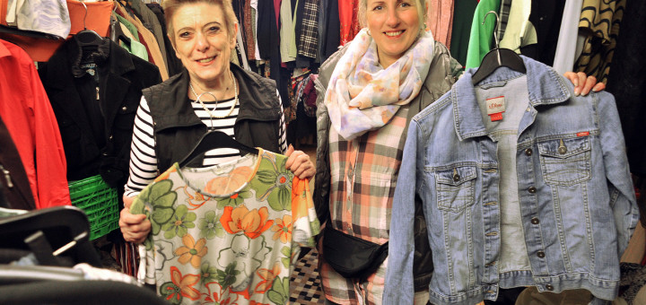 Rosi Lusga und Kristina Gatelyte kümmern sich seit Januar um die Kleiderkammer der Gemeinschaft Hasport.Foto: Konczak