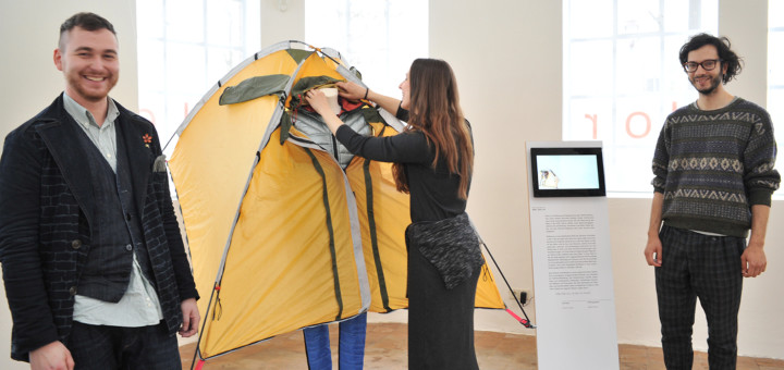 Modedesignstudenten aus Hannover präsentieren in einer Wanderausstellung, wie nachhaltige Kleidung aussehen kann. Foto: Konczak