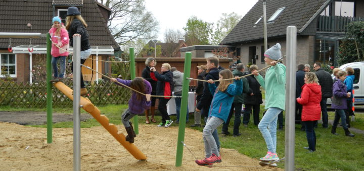 Im Beisein zahlreicher Eltern, Unterstützer und Anwohner nutzten Pennigbütteler Kinder heute Nachmittag direkt nach der Eröffnung die Gelegenheit, die neue Spiellandschaft im „Ewald“ auszuprobieren. Foto: Bosse