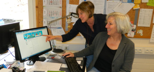 Monika Genßler (rechts), Leiterin der städtischen Jugendarbeit, und Mitarbeiterin Christine Struthoff sind vom Erfolg des neuen Online-Ferienprogramms überzeugt. Foto: Bosse