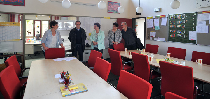 Schulleiterin Dörte Lohrenz (links) zeigt den FDP-Mitgliedern, wie eng es in dem 39 Quadratmeter großen Lehrerzimmer der Grundschule Bookholzberg für 30 Personen werden kann. Foto: Konczak