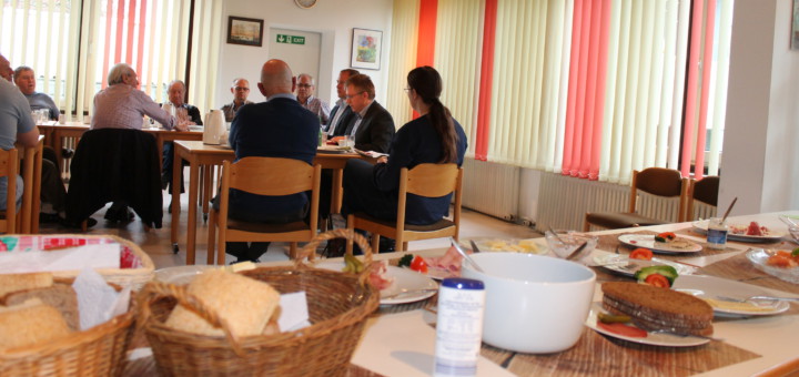 Beim Männerfrühstück in der Begegnungsstätte Helga-Jansen-Haus in Huchting war im April sind 30 Männer und Dr. Joachim Schuster, Abgeordneter des Europa-Parlaments dabei. Er spricht über ein mögliches Zusammenbrechen der EU.
