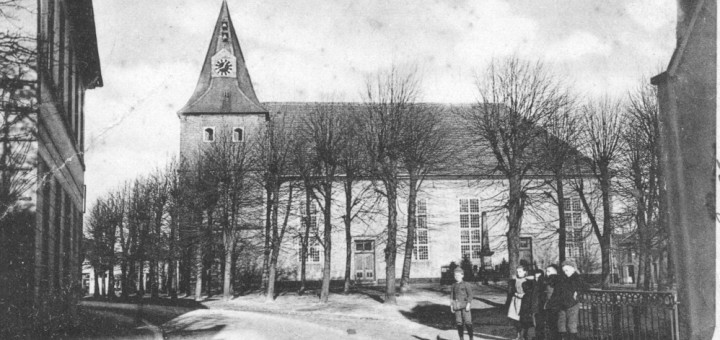Die Ansichtskarte zeigt die Stätte des Wirkens von Pastor Ahlrichs im Jahr 1907. Die Erhöhung des Kirchturmes von 35 auf 59 Meter erfolgte ein Jahr später. Bildvorlage: Stadtarchiv Delmenhorst