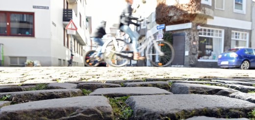 Unter anderem unebenes Kopfsteinpflaster erschwert den Radverkehr in der Neustadt. Foto: Schlie