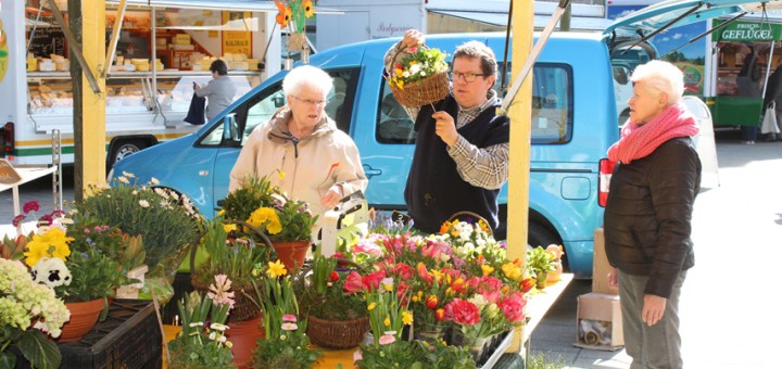 Der Wochenmarkt in Arsten bekommt von Kunden und Händlern nach einem Jahr ein positives Fazit. Foto: Niemann