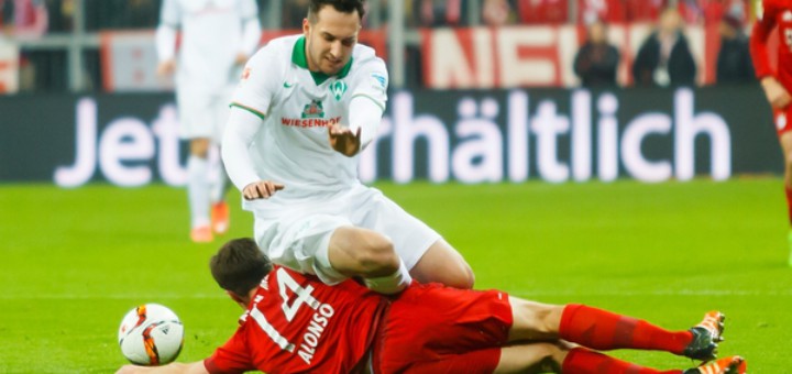 Beim letzten Gastspiel in München ging Werder 0:5 unter. Hier grätscht Xabi Alonso Levin Öztunali ab. Foto: Nordphoto