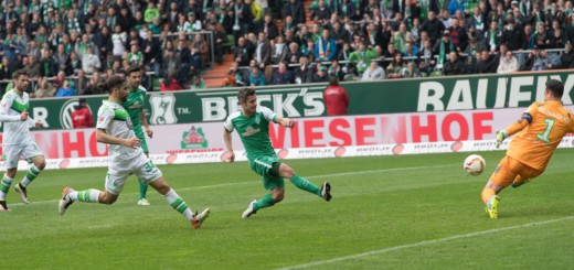 Nach einigen vergebenen Chancen trifft Fin Bartels (M.) zum 2:1 für Werder. Foto: Nordphoto