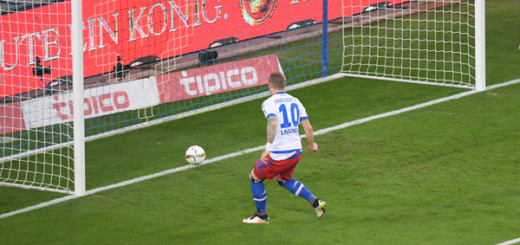 Das Unglück nahm schon in der 5. Minute seinen Lauf: Pierre Lassoga kann unbedrängt zum 1:0 für den HSV einschieben. Foto: Nordphoto