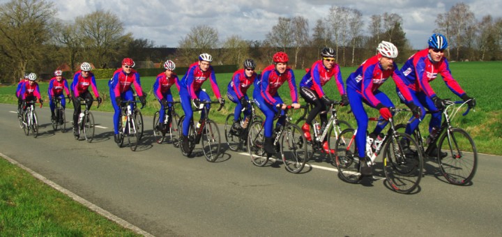 Ist für Radfahrer kein gesonderter Weg ausgewiesen, dürfen sie die Straße nutzen – so wie die Mitglieder des Radsportvereins Urania in Delmenhorst. Foto: pv