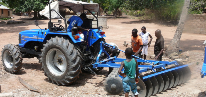 Mit dem neuen Trecker können die Bewohner des Dorfes Bitoka-Copé in Togo nun pflügen und dreschen. Foto: König / RC Ganderkesee