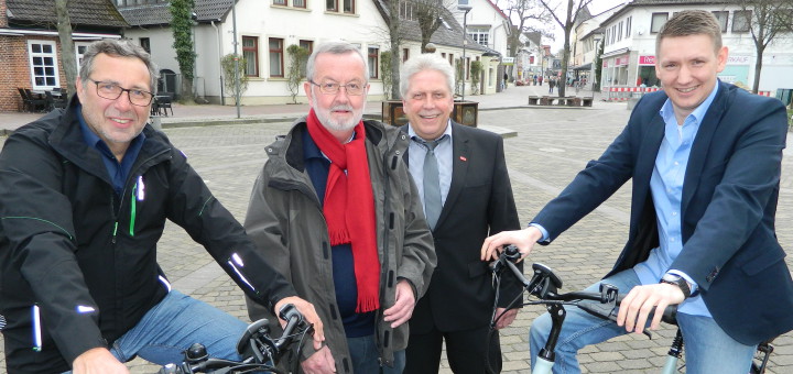 Gemeinsam mit Zweiradhändler Heiko Wellbrock (links) freuen sich Bastian Grimm, Reiner Westphal und Lothar Fricke (von rechts) vom Wirtschaftstreff auf den verkaufsoffenen Sonntag zur Autobörse am 17. April. Foto: Bosse