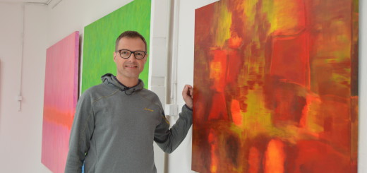 Roland Föhlisch neben seinem Gemälde „Wärmendes Rot im Gelb-Grünen“