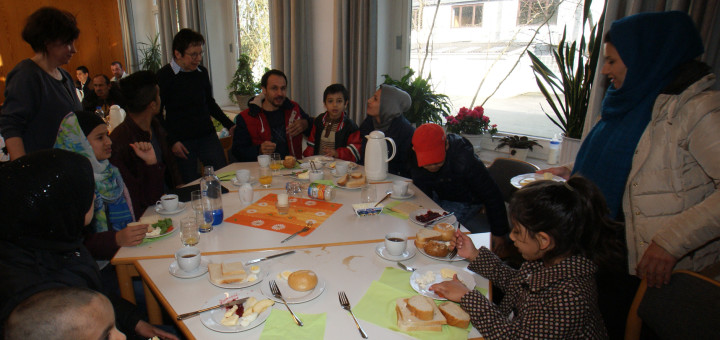Astrid Brauns und Karin Kock (im Hintergrund v.l.) freuten sich gestern, viele Gäste beim Frühstück des „Café International“ im Gemeindehaus in Hambergen begrüßen zu können. Foto: Möller