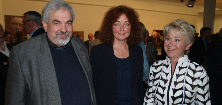 Gastgeberin Sigrun Kaufmann (rechts) mit den Vortragenden zur Eröffnung der Mackensen-Ausstellung, Dr. Friederike Schmidt-Möbus und Erhard Kalina. Foto: Möller