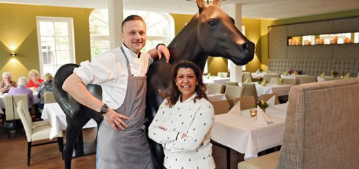 Remsija und André Zierl vor dem Blickfang des „Vincent‘s Restaurant Zum Alten Krug“, dem Pferd auf dem Flur.