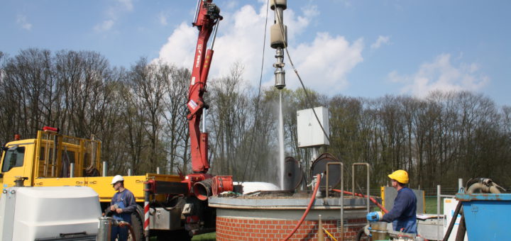 Mit einem Impulsverfahren versuchen die Mitarbeiter der Firma Hölscher Wasserbau die Brunnen vier und fünf an den Wiekhorner Wiesen in Delmenhorst intensiv zu entsanden. Foto: nba