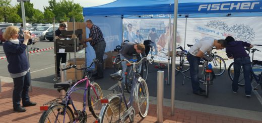 Freiwillige haben Alt-Fahrräder für eine Spende an die Achimer Tafel wieder verkehrssicher hergerichtet.