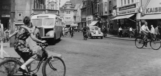 Der Blick schweift am 2. August 1952 in die vom Verkehr belebte Lange Straße. Vorne links ist das Fitger-Haus zu sehen. Bildvorlage: Stadtarchiv Delmenhorst.