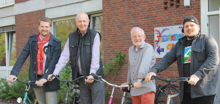 Ortsamtsleiter Florian Boehlke (v. l.), die Ehrenamtler Wolfgang Schröder und Eckhard Hasselmann sowie Peter Jilani vom ASB vor der neuen Fahrradwerkstatt in Haus 9k auf dem Friedehorst-Gelände.