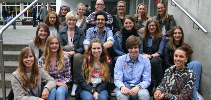 Die Teilnehmer des Wettbewerbs „Berliner Freiheit“ mit Kursleiterin Lucia Kapisinska (unten rechts) Foto: Neloska