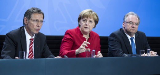 Bürgermeister Carsten Sieling (l.) mit Angela Merkeldem Ministerpräsident von Sachsen-Anhalt, Reiner Haseloff Foto: Bundespresseamt